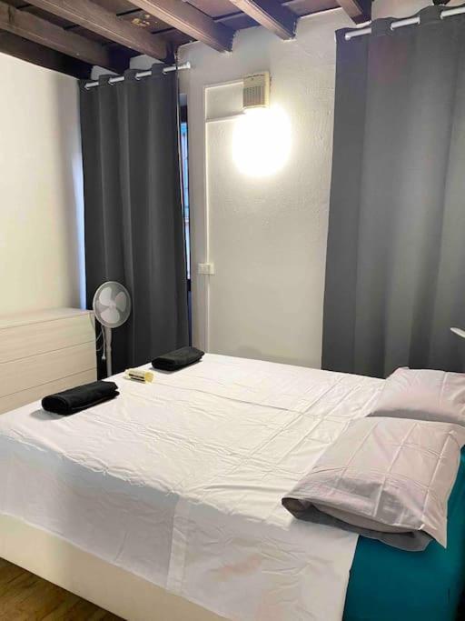 Low-Cost Teatro Romano Apartment Verona Bagian luar foto
