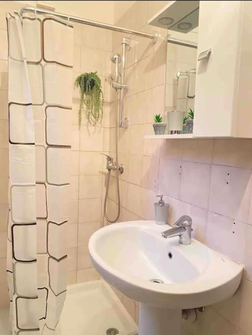 Low-Cost Teatro Romano Apartment Verona Bagian luar foto